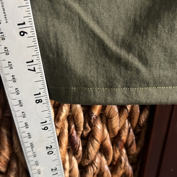 NWT Papaya capris hemmed shorter but never wore stretchy great fabric ππΌπ¦ - Picture 5 of 7